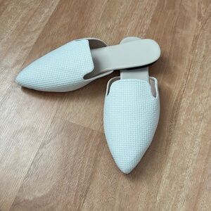 Women’s flats (dress shoes)